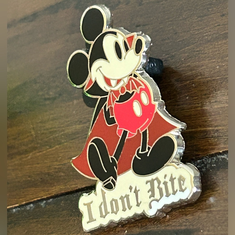 Vampire Mickey I Don’t Bite Halloween Disney Pin Traders Collectors Pin